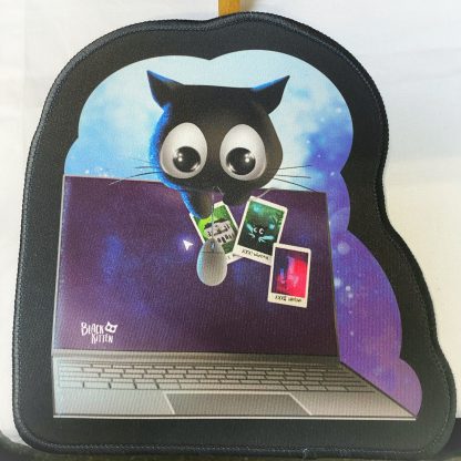 Geformtes Mousepad mit Katze auf Laptop