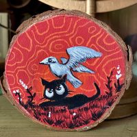 Holzscheibe handbemalt „Weißer Rabe“