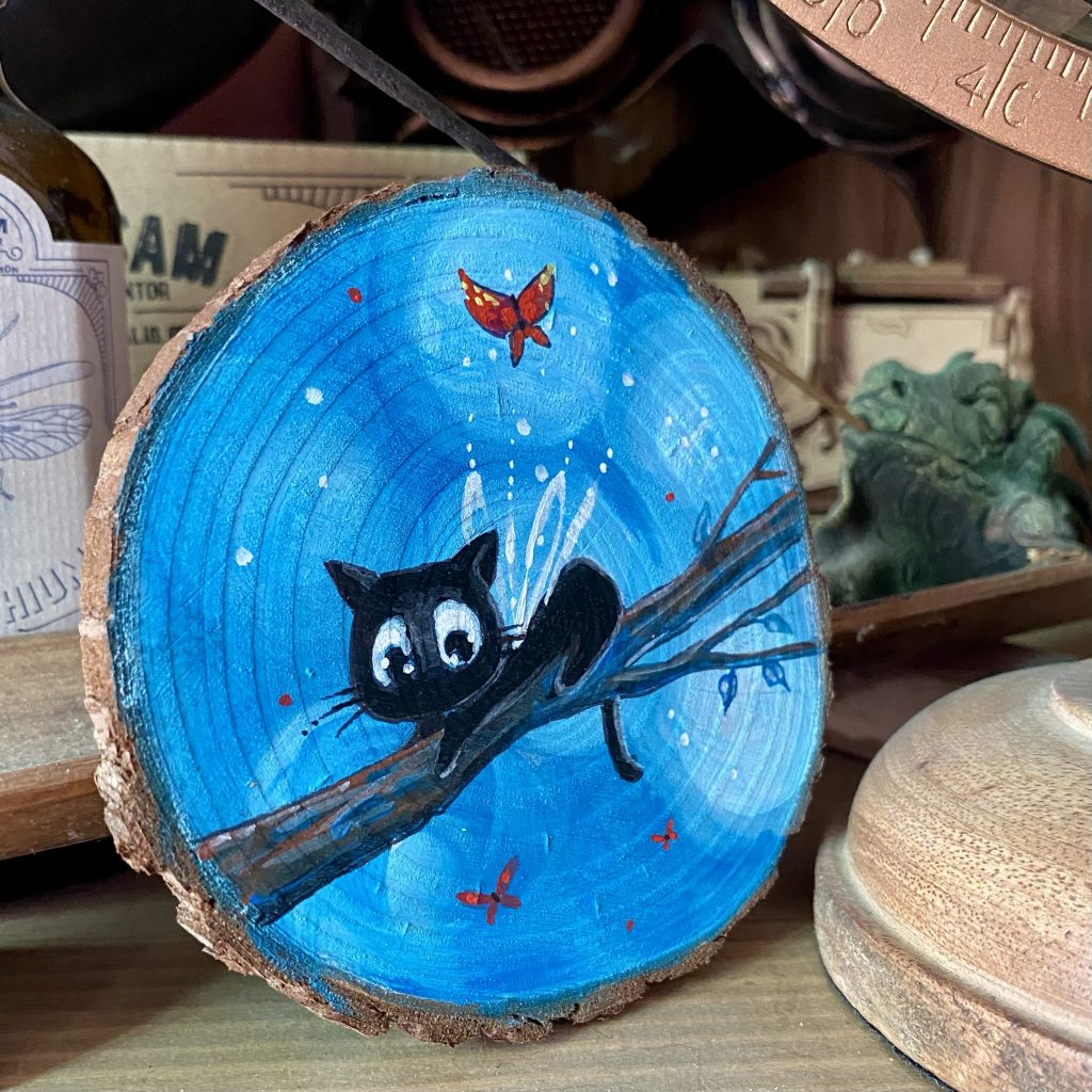 Holzscheibe handbemalt „Katze mit Feenflügeln”