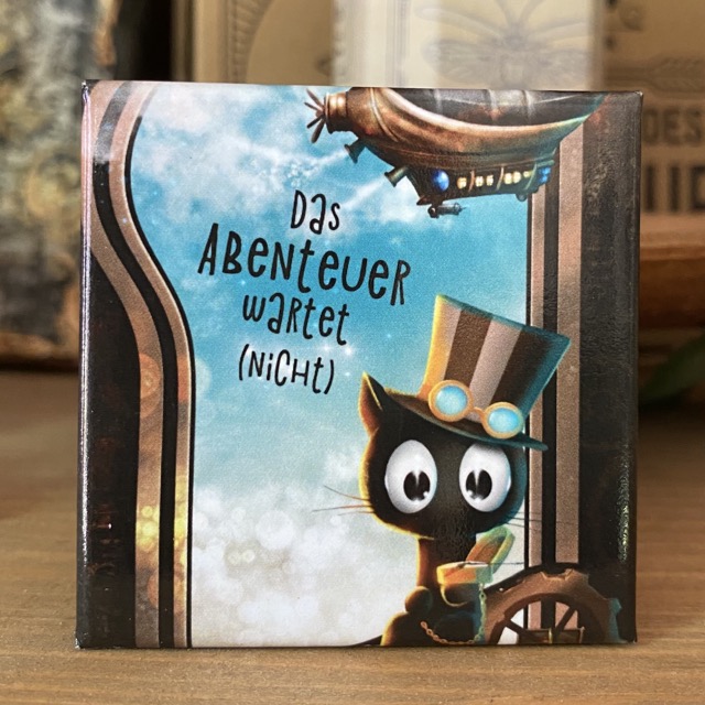 Quadratischer Magnet „Das Abenteuer wartet (nicht)"